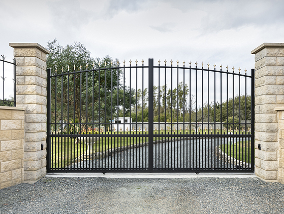 Fabrication et pose de portails traditionnels en aluminium sur mesure à Rambouillet - La Fermeture Parisienne - Yvelines