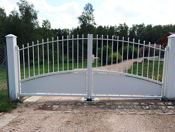 Fabrication et pose de portails traditionnels en aluminium sur mesure à Bois d'Arcy - La Fermeture Parisienne - Yvelines