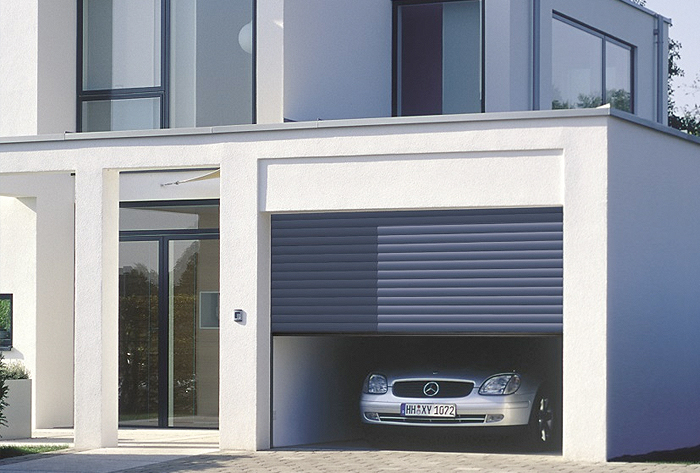 Porte de garage enroulable aluminium sur mesure - LV Fermetures