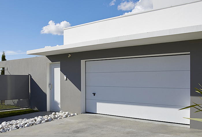 Pose de portes de garage sectionnelles sur mesure en aluminium à Maisons-Lafitte  - La Fermeture Parisienne - Yvelines