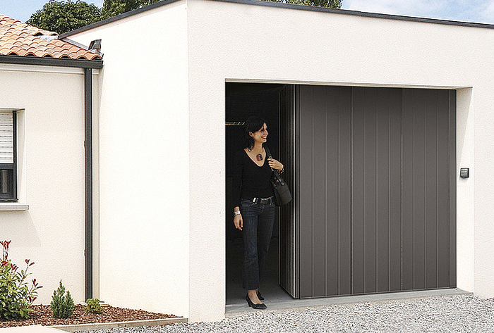 Pose de portes de garage sectionnelles sur mesure en aluminium à Bois d'Arcy  - La Fermeture Parisienne - Yvelines