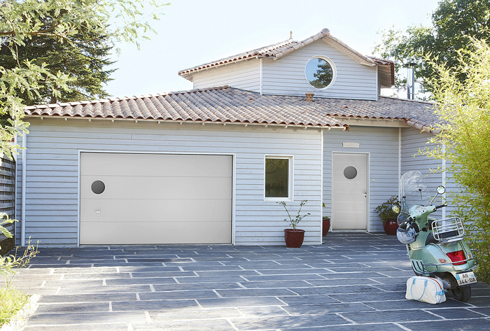 Pose de portes de garage sectionnelles sur mesure en aluminium à Bailly  - La Fermeture Parisienne - Yvelines