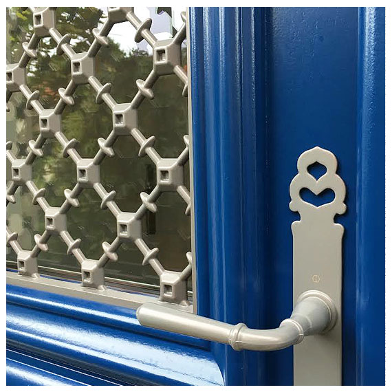 Pose de portes d'entrée bois dans les Hauts-de-Seine - La Fermeture Parisienne